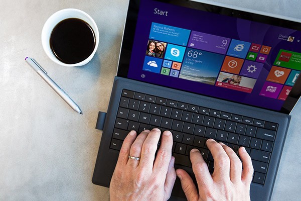 windows-8-coffee-laptop-hands